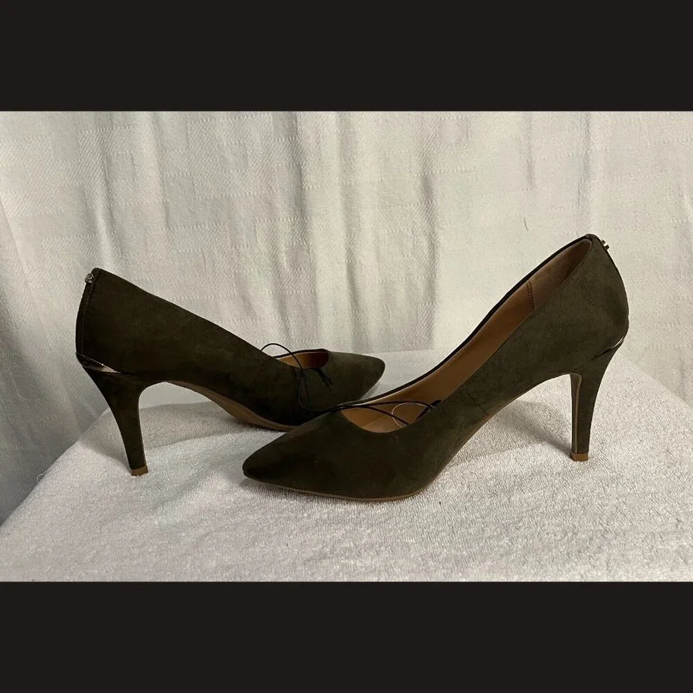Jones New York green suede‎ heels with silver detal on the back size 8.5